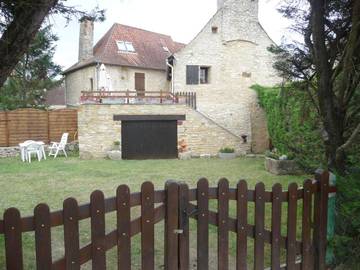 Gîte pour 6 personnes, avec vue ainsi que piscine et jardin, adapté aux familles à Lavercantière