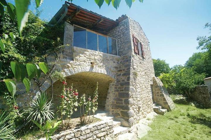 Location de vacances pour 8 personnes, avec terrasse, animaux acceptés à Beaulieu (Largentière)