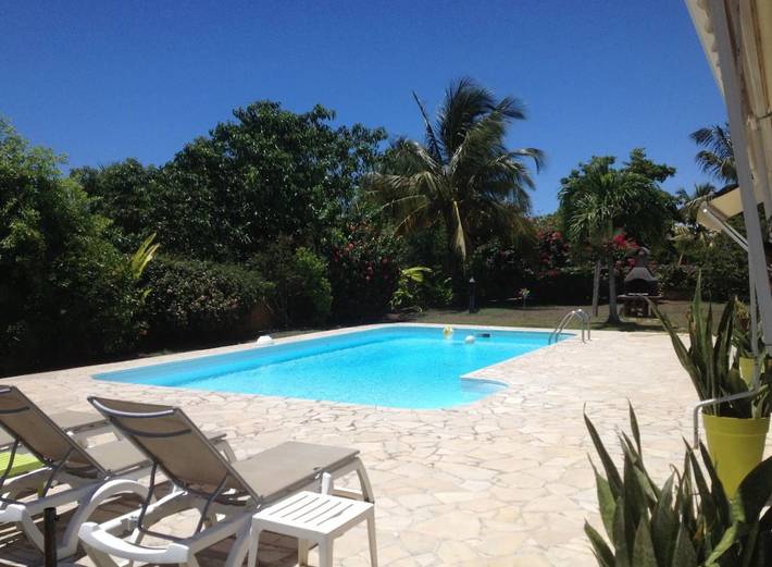 Location de vacances pour 10 personnes, avec terrasse ainsi que jardin et piscine à Saint-François - 2