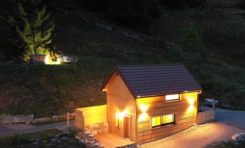 Gîte pour 4 personnes, avec jardin et sauna ainsi que terrasse et jacuzzi, animaux acceptés