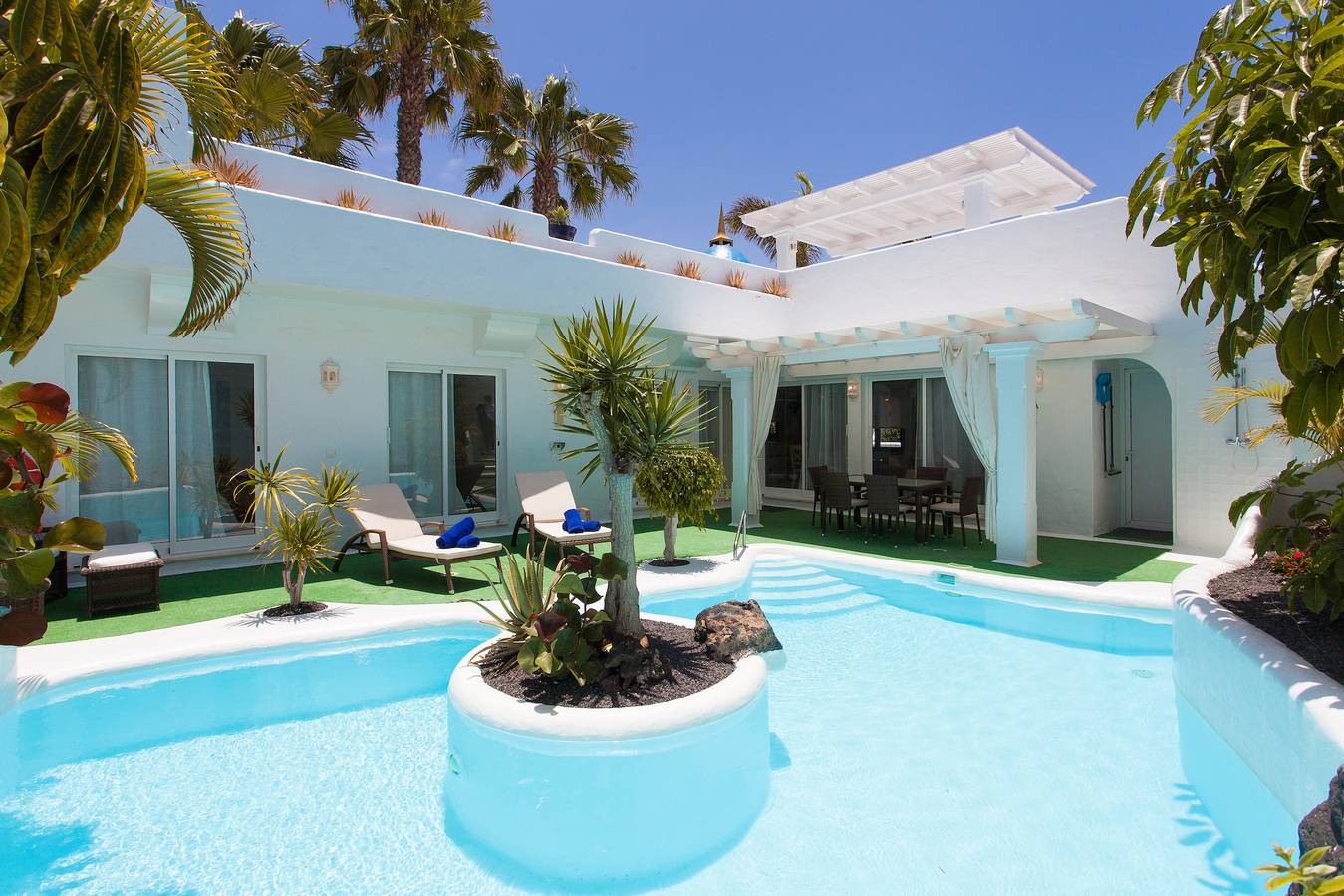 Casa de vacaciones "Villa 82" con vistas a la montaña, piscina y Wi-Fi in Geafond, La Oliva