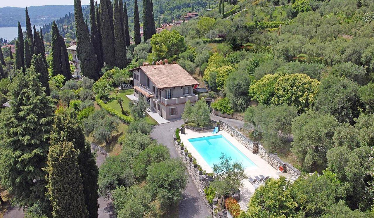 Villa Mariavittoria in Gardone Riviera, Montagnes autour du lac de Garde