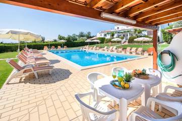 Gîte pour 2 personnes, avec bassin pour enfant et jardin ainsi que vue et piscine dans Olhos de Água