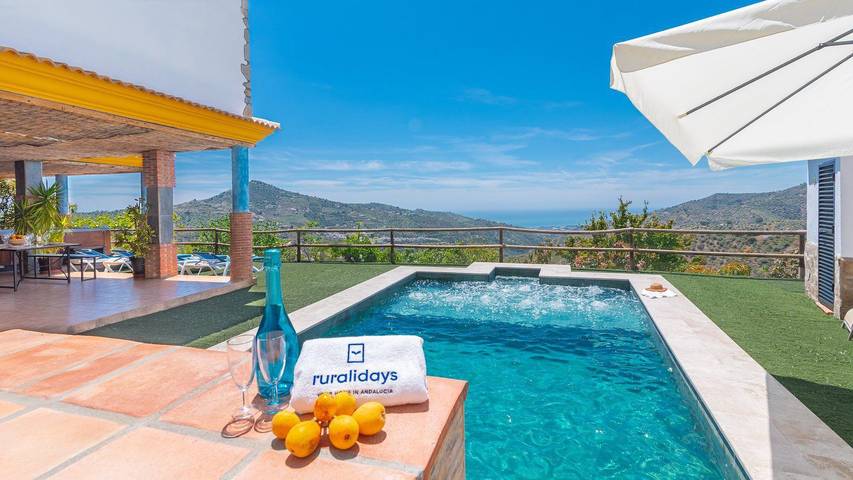 Ferienhaus für 10 Personen, mit Balkon/Terrasse und Whirlpool sowie Pool in Sayalonga