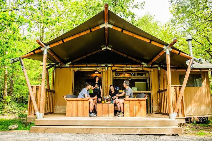 Glamping for 5 people, with hot tub in Shropshire