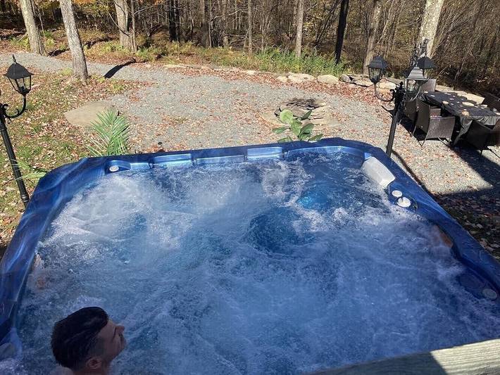 Log cabin for 6 people, with hot tub and terrace as well as yard in Catskill Mountains