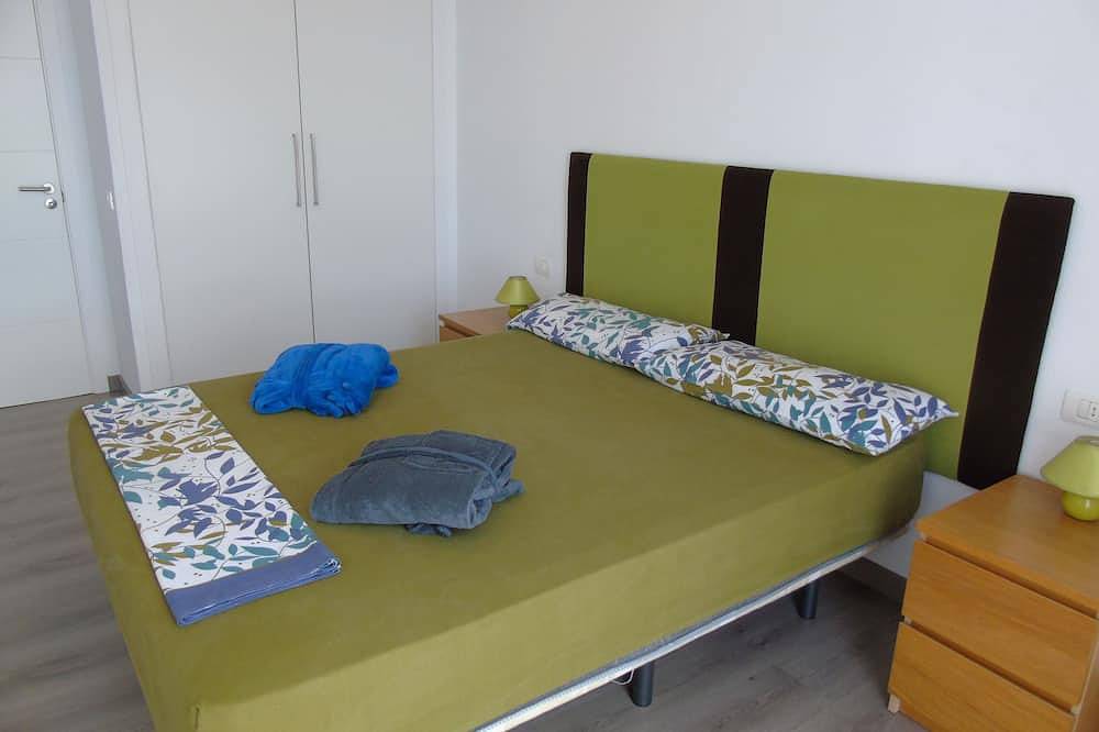 Entire apartment, Family Flat with 3 bedrooms, 1 bathroom near ocean & Los Gigantes in Puerto Santiago, Santiago del Teide