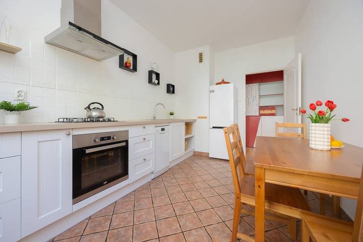 Ganze Wohnung, Spacious Apartment for 6 Persons | Balcony and Parking in Bielany, Warschau