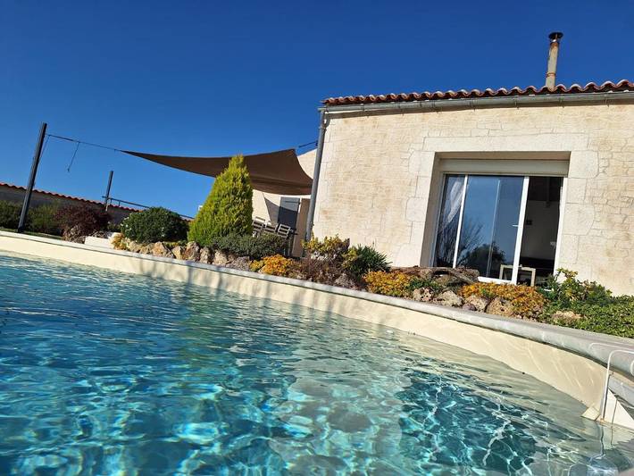 Location de vacances pour 12 personnes, avec Terrasse et Jardin ainsi que Piscine et Vue à Champagnolles