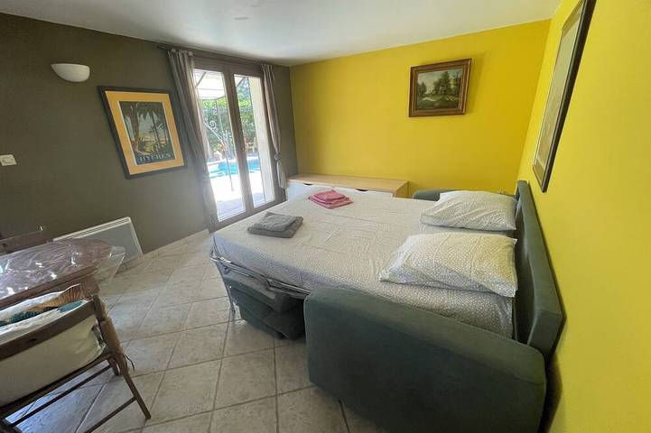 Appartement entier, Escapade idyllique Studiobas de Villa:jardin et piscine privée prochedu littoral in Pierrefeu-du-Var, Côte méditerranéenne (France)