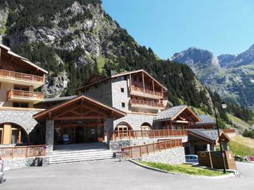 Parc de vacances pour 6 personnes, avec sauna et terrasse ainsi que piscine et jacuzzi, animaux acceptés dans les Alpes francaises
