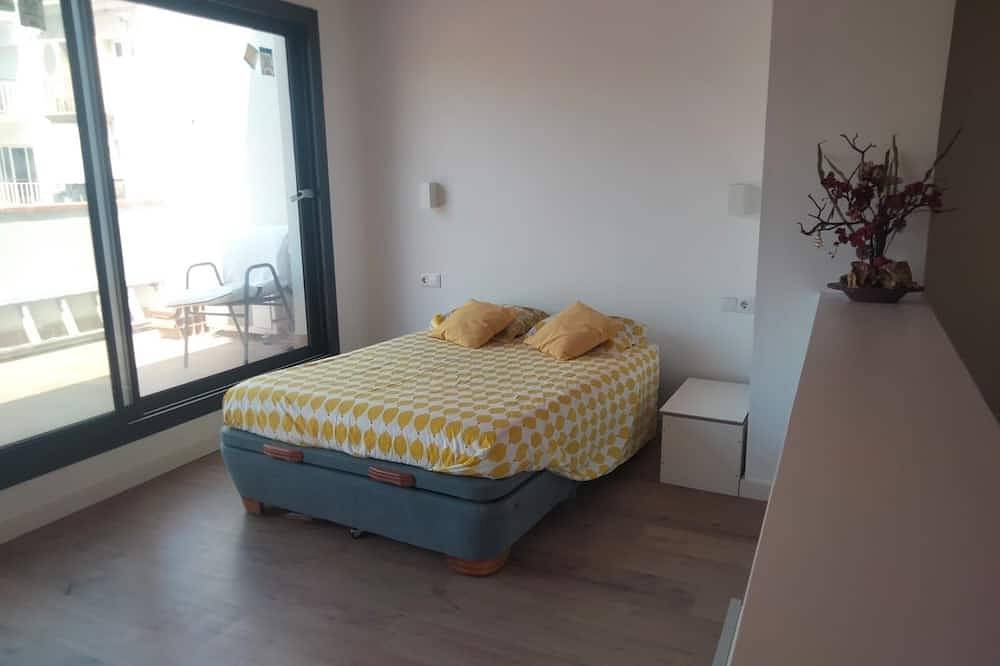 Villa - In the center of the village, beach at 3 min walking distance and private pool. in Calella, Costa del Maresme
