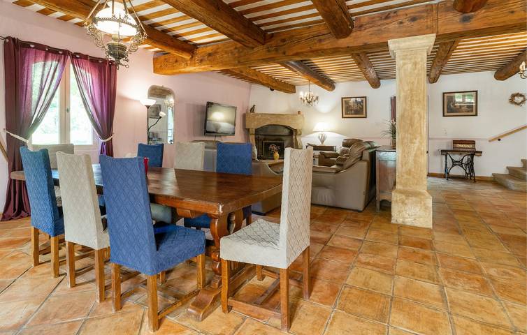 Appartement de 220 m² avec parking, climatisation, piscine et Internet à 2 km de la ville in Apt, Parc naturel régional du Luberon