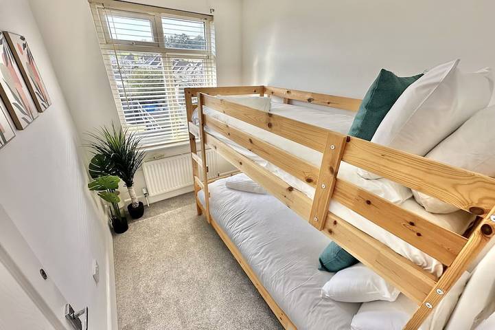 Large Four Bedroom - With Hot Tub and Parking - Sleeps 8 in Poole, Angleterre du Sud-Ouest