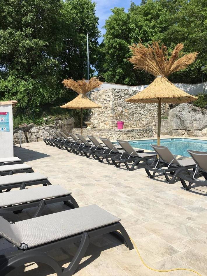 Location de vacances pour 2 personnes, avec terrasse ainsi que vue et piscine à Vogüé - 3