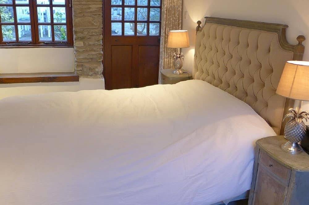 4 Capt Uptons Cottages.  Central but secluded.  Fast Wifi. Top floor sea views. in Falmouth (Cornwall), Cornwall