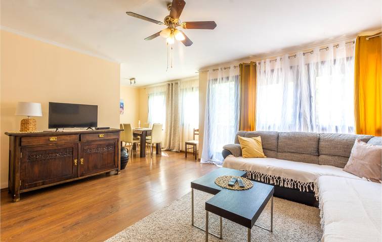 Charmante 90 m² große Wohnung mit Terrasse, WLAN, Klimaanlage und kostenlosen Parkplätzen in Dalmatinisches Zagora
