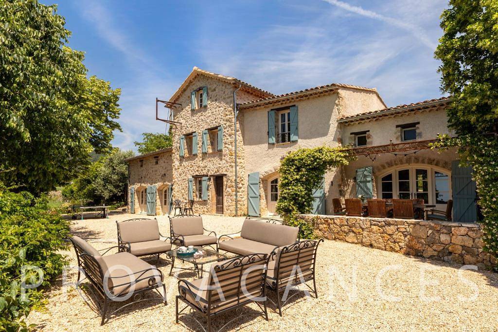 Provencal stone house with panoramic views and pool in Fayence in Fayenza, Region de Draguignan