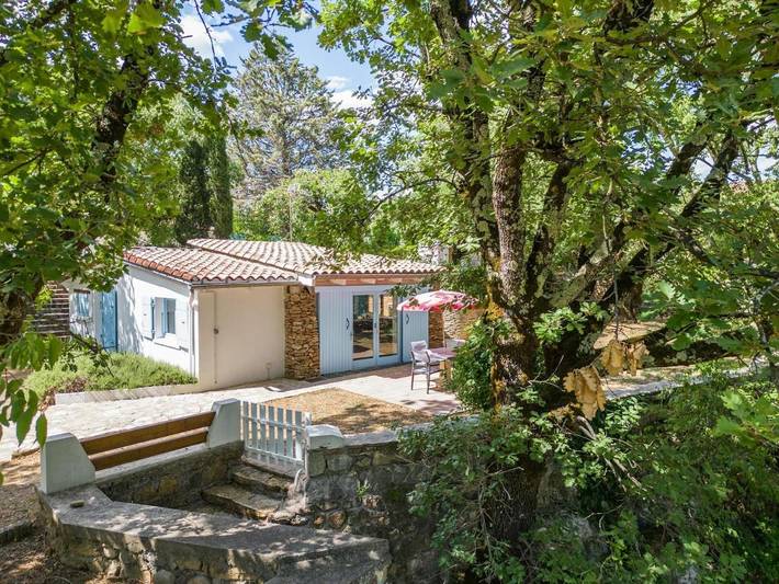 Location de vacances pour 4 personnes, avec terrasse ainsi que jardin et piscine à Uzer - 2