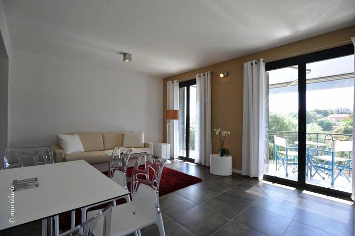 Location de vacances pour 3 personnes, avec piscine ainsi que terrasse et vue dans Office de Tourisme Porto Vecchio Sud Corse - 3