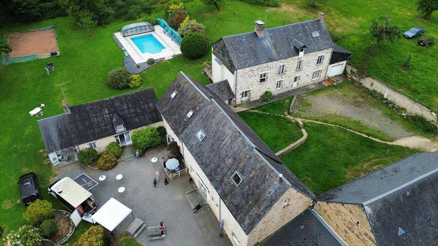 Gîte pour 15 personnes, avec vue ainsi que piscine et jardin à Clécy - 3