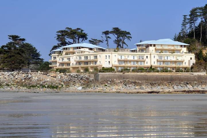 Location de vacances pour 3 personnes, avec piscine et balcon dans Morgat