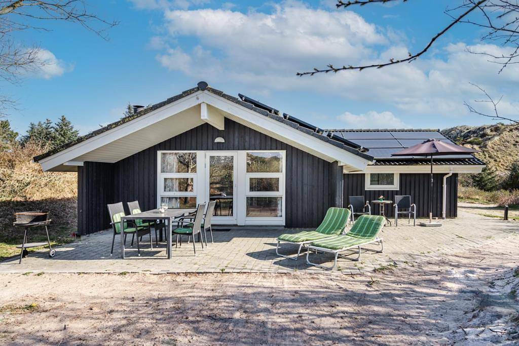 Lyst og venligt sommerhus med brændeovn in Henne, Région de Varde