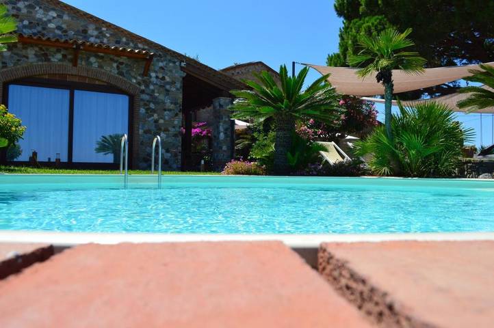 Location de vacances pour 4 personnes, avec Terrasse ainsi que Jardin et Piscine à Spadafora