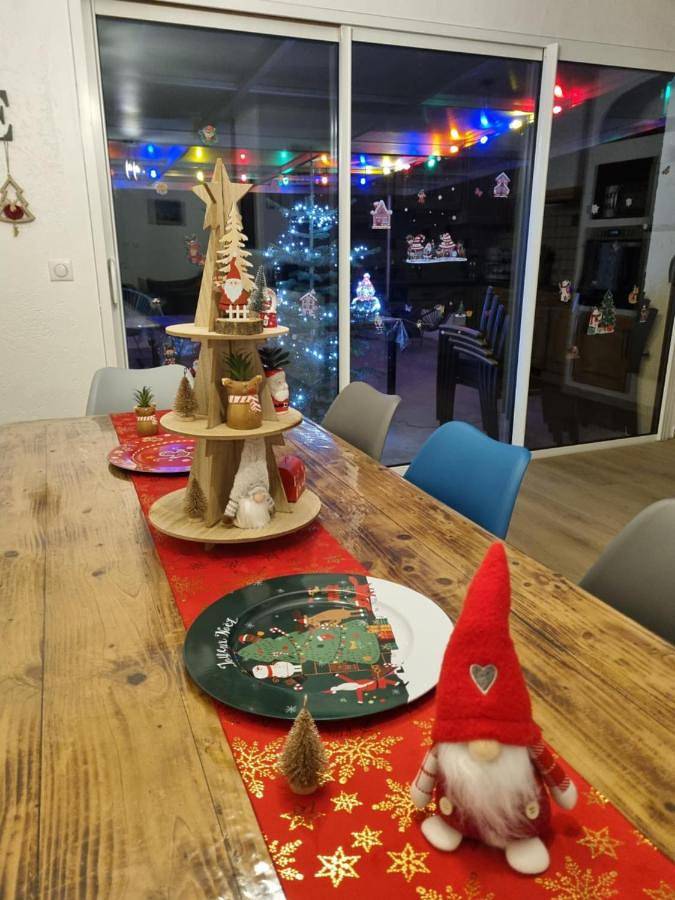 Location de vacances pour 8 personnes, avec piscine ainsi que jardin et vue, adapté aux familles dans Bazegney