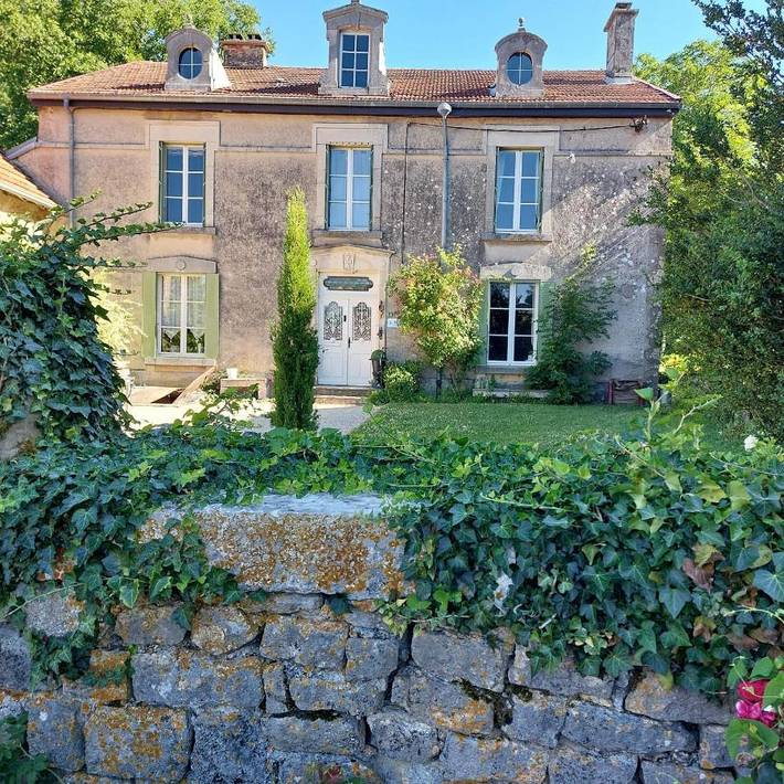 Chambre d’hôte pour 4 personnes, avec Terrasse et Jardin ainsi que Piscine et Vue