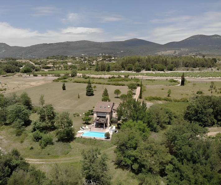 Gîte pour 10 personnes, avec jardin ainsi que piscine et balcon