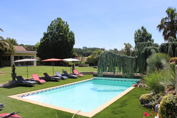 Villa pour 16 personnes, avec sauna ainsi que jardin et jacuzzi, animaux acceptés dans le Languedoc-Roussillon