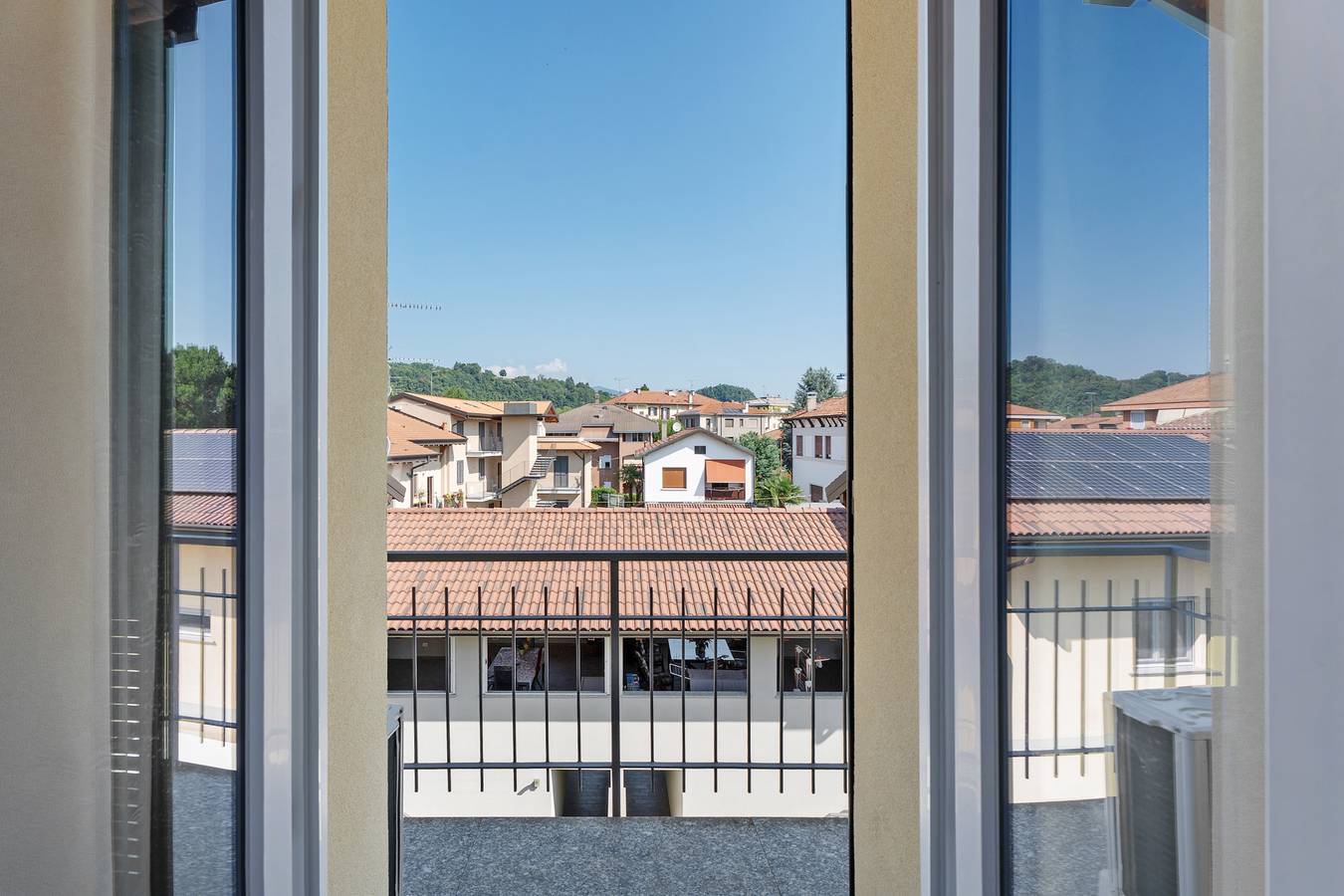 Geheel appartement, Appartement 'Comodo, Pratico E Tranquillo' met Uitzicht op de Bergen, Wifi en Airconditioning in Arona (Lago Maggiore), Gemeente Arona