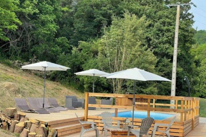 Gîte pour 4 personnes, avec terrasse ainsi que jardin et piscine à Prat-Bonrepaux