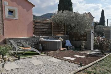 Gîte pour 9 personnes, avec jardin, animaux acceptés à Séguret