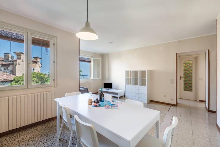 Appartement entier, Appartement 'in Piazza' avec Wi-Fi in Gardone Riviera, Montagnes autour du lac de Garde