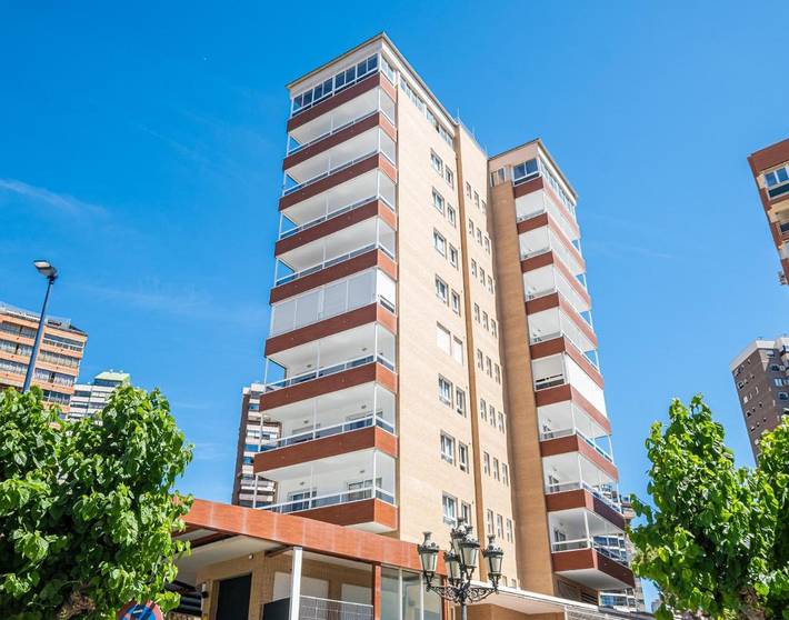 Apartahotel para 3 personas, con piscina además de terraza y vistas en Benidorm