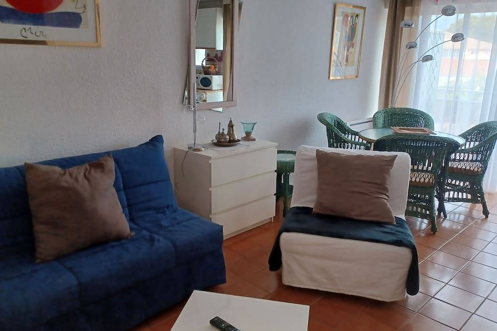 Entire apartment, Studio 30m2 (4personnes max), beach and port within walking distance in Six-Fours-les-Plages, Toulon region