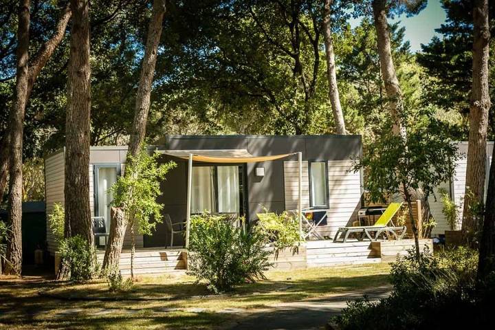 Camping pour 4 personnes, avec sauna ainsi que jacuzzi et bassin pour enfant