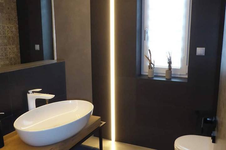 Ganze Wohnung, Komfortable Ferienwohnung mit Jacuzzi, bei ruhigem Wald, 5 Minuten vom Schloss in Oppeln und Umgebung