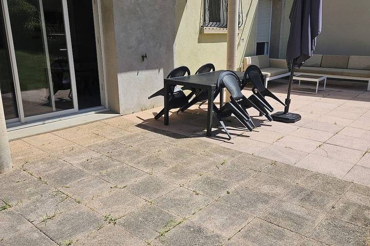 Ganze Wohnung, Apartment 10 minutes walk from the beach first floor with terrace in Clairvaux-les-Lacs, Französischer Jura