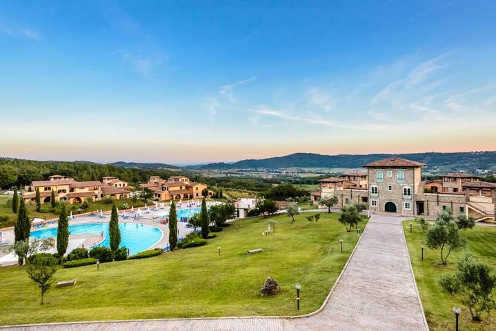 Resort per 7 persone, con Terrazza e Giardino nonché Piscina per bambini e Piscina in Maremma