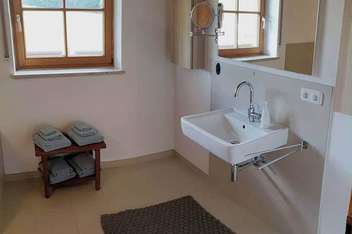 Ganze Wohnung, Ferienwohnung bis 4 Personen, Balkon, 80 qm in Wonneberg, Rupertiwinkel
