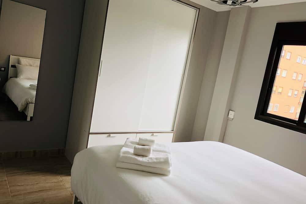 Entire apartment, Brand New, 8 Min Walk To The Beach & Free Parking! in Barcelona, Barcelonès