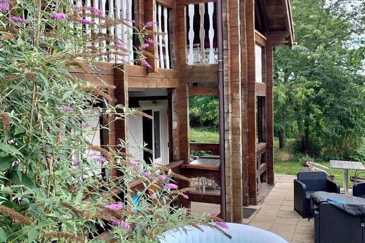 Chalet pour 8 personnes, avec piscine et jacuzzi ainsi que jardin et balcon