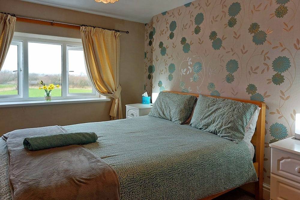 South View Cottage with Terrace and Coastal Views in Fairbourne, Snowdonia