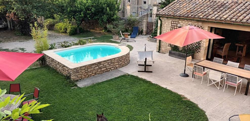 Location de vacances pour 10 personnes, avec vue et terrasse ainsi que jardin et piscine à Villevieille