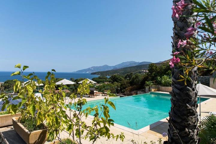 Appart’hôtel pour 4 personnes, avec Balcon et Terrasse ainsi que Jardin et Piscine à Saint-Florent