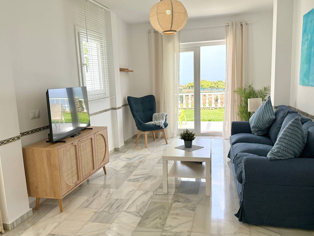 Appartement entier, Appartement 'Clementina Garden' avec vue sur la mer, Wi-Fi et climatisation in Playa de Burriana, Nerja
