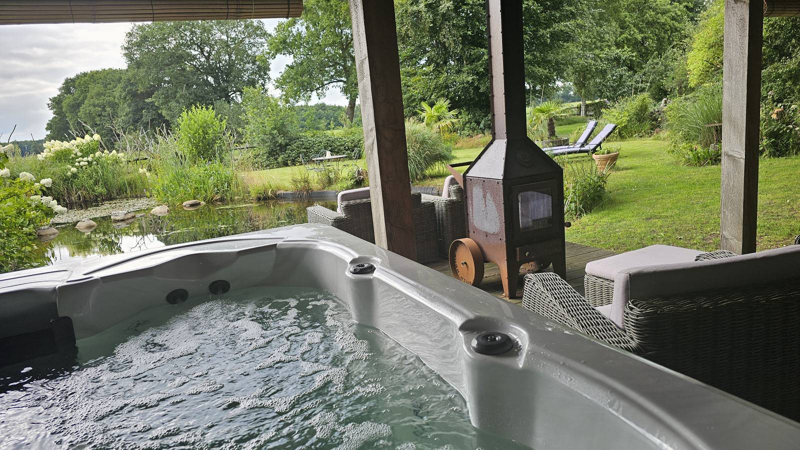 Romantisches Ferienhaus mit Außenspa, Sauna und Teich in ruhiger Lage in Drenthe in Nationalpark Dwingelderveld